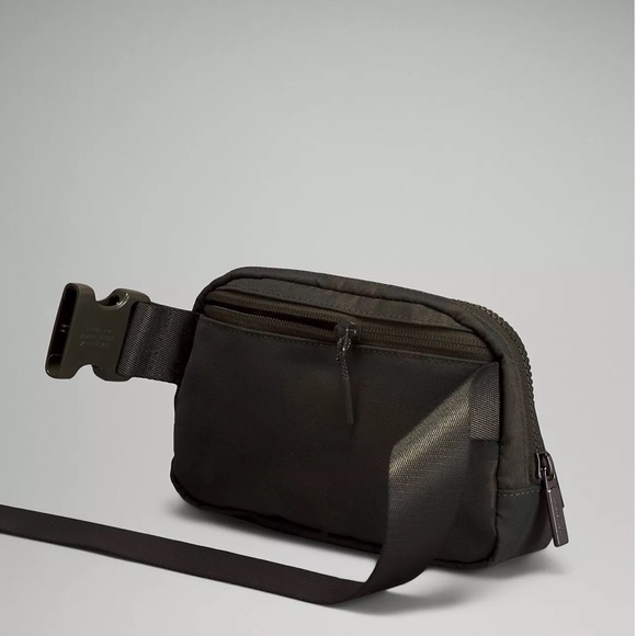 Lululemon Everywhere Belt Bag Camo Crossbody Sling Bag Nwt - Picture 4 of 6